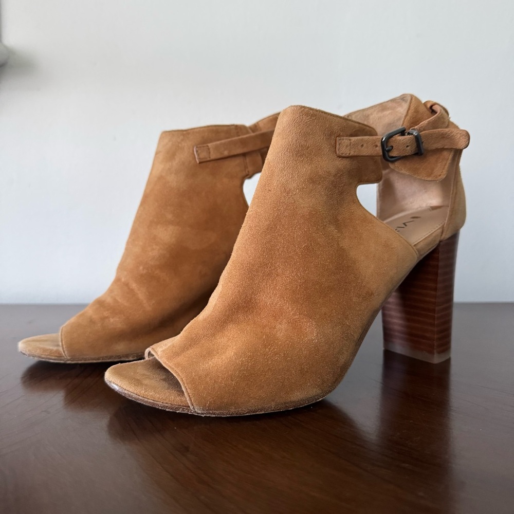 Via Spiga Women’s Tan Suede Guiliana Peep Toe Block Heeled Sandals. Size 6